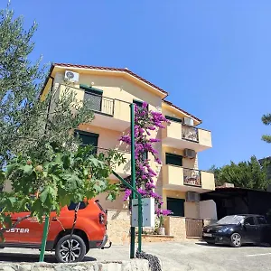 https://apartment-mia-trogir.hotels-in-trogir.com